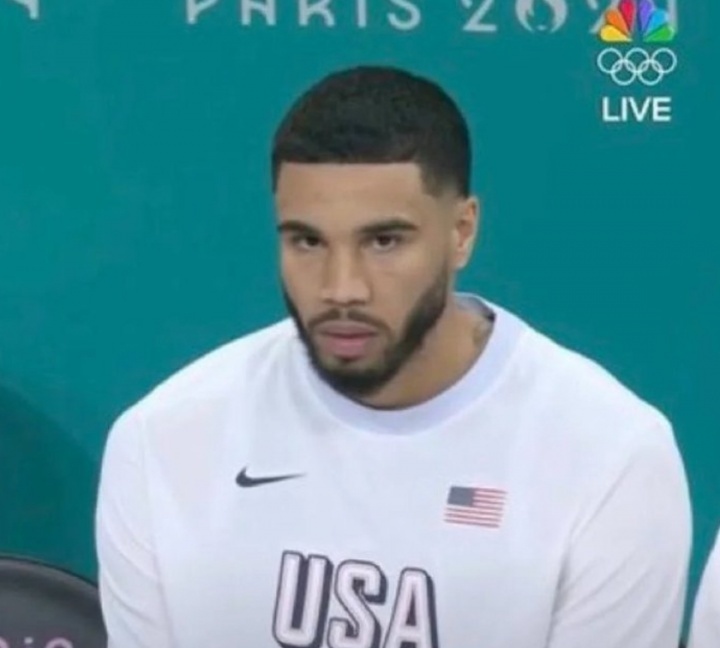  裁判长宣布比赛成绩顺序 