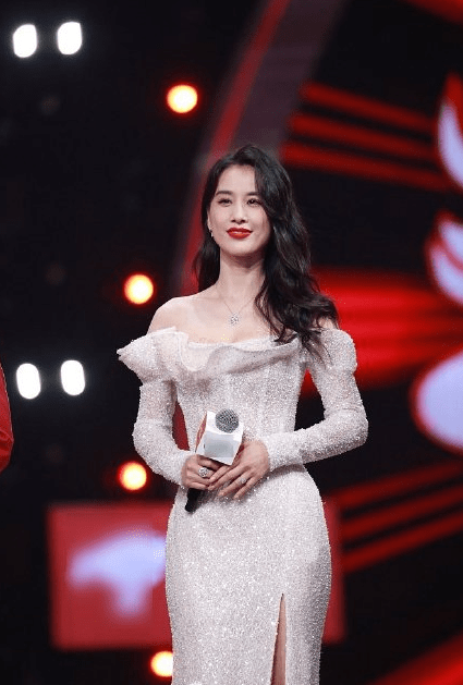 PG电子-莎拉波娃重返赛场，出色发挥首场状态出色，G2观众沸腾！全场沸腾不已(莎拉波娃小威交手记录)